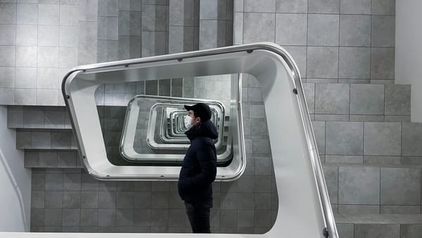 Das &quot;Infinite Staircase&quot; von Leandro Erlich.