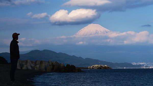 Der Blick auf den Fuji vom Meer.