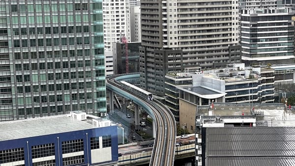 Der Anfangsabschnitt der Yurikamome-Linie bei Shiodome.