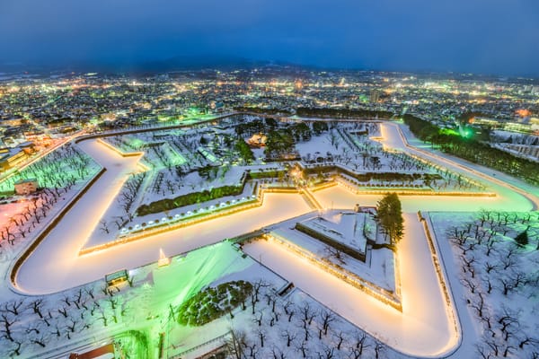 Die nächtlich beleuchtete Festung im Winter.