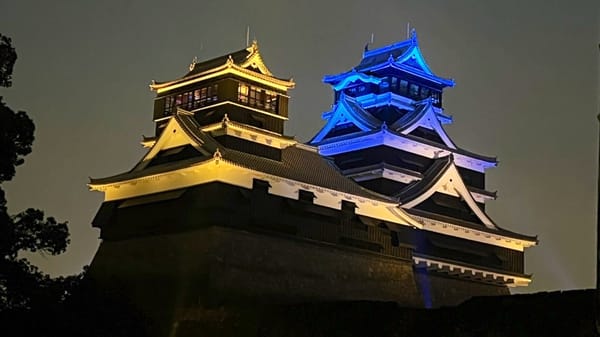 Die Burg von Kumamoto in den blau-gelben Farben.