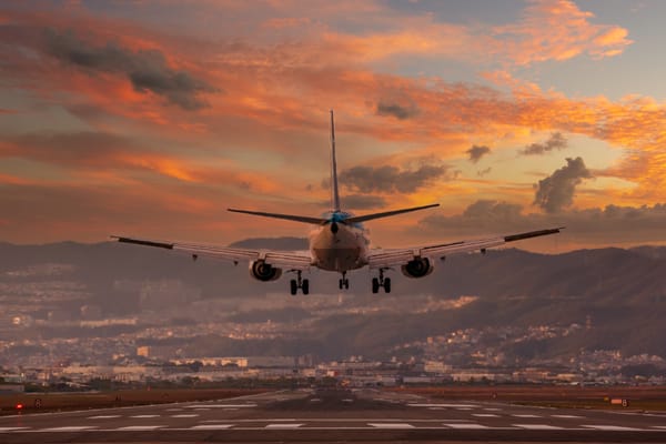 Ein Flugzeug im Landeanflug in Japan.