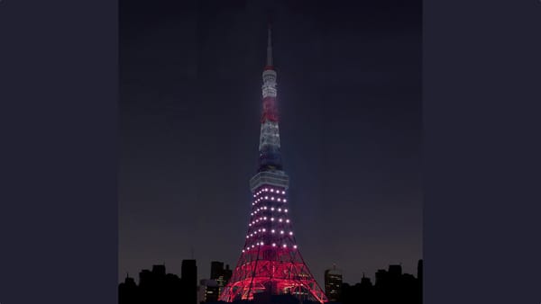 Minimalbeleuchtung für den Tokyo Tower am 22. März 2022.