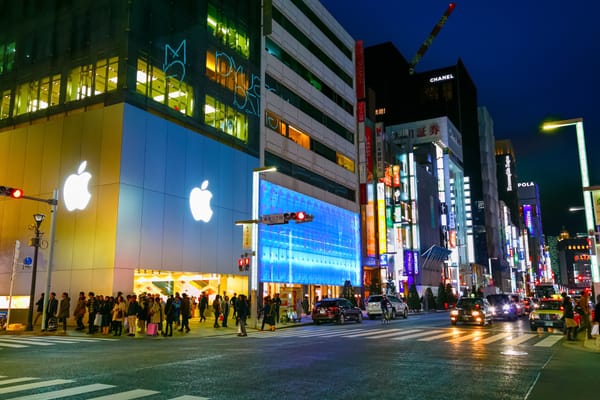 Der Apple Store Ginza in der Nacht.