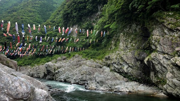 Koinobori in der Ōboke-Schlucht.