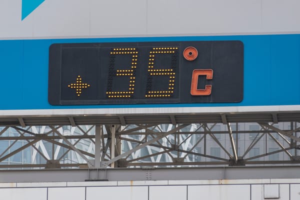 Eine Temperaturanzeige in Tokio (Archivbild).