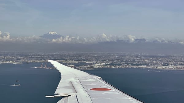 Anflug auf den Flughafen Haneda mit dem Fuji im Hintergrund.