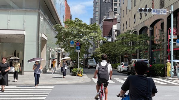 Nur vereinzelt legen die Menschen die Maske im Freien ab. Tokio im Juni 2022.