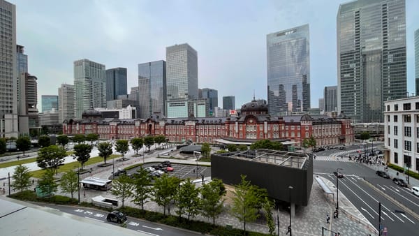 Der Blick vom Marunouchi Building auf den Bahnhof Tokio.