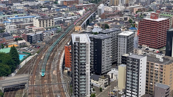 Ein Akita-Shinkansen (rot), der an einen Tohoku-Shinkansen (grün) gekuppelt ist.