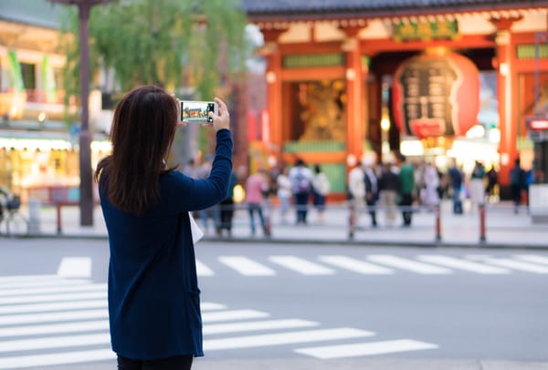 Eine Touristin im Tokioter Viertel Asakusa.