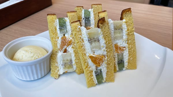 Ein &lt;i&gt;Fruit-Sando&lt;/i&gt; mit zwei Castella-Kuchen-Scheiben im Bunmeido Café in Ginza.