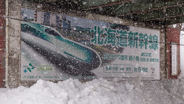 Eine Werbung für die Verlängerung des Hokkaido-Shinkansen in Otaru.