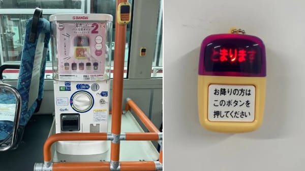 Ein Gacha-Automat in einem Linienbus in Tachikawa.