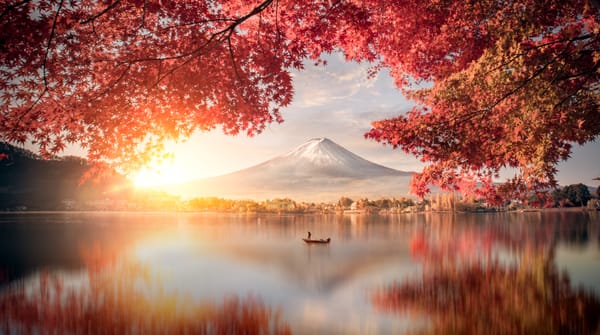 Herbstliche Sicht vom See Kawaguchiko auf den Fuji.