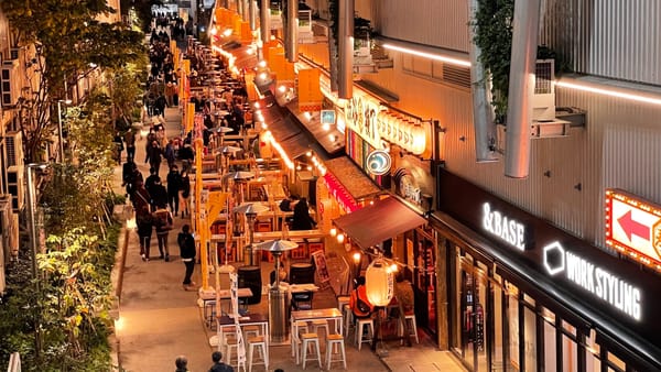 Die Yokocho-Strasse im Miyashita-Park in Shibuya.