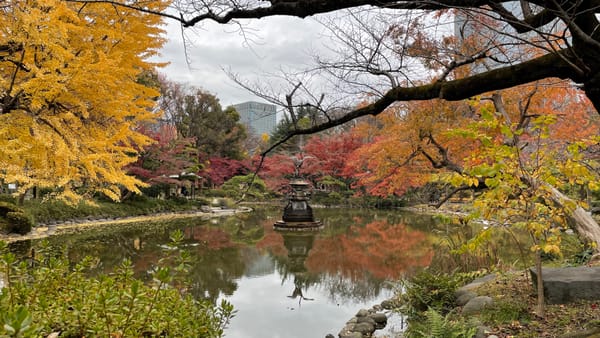 Der Kranich-Springbrunnen im Herbst.