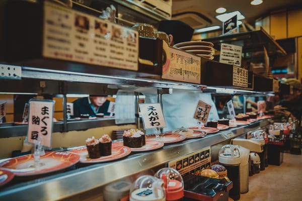 In einem Kaiten-Sushi-Restaurant in Osaka.