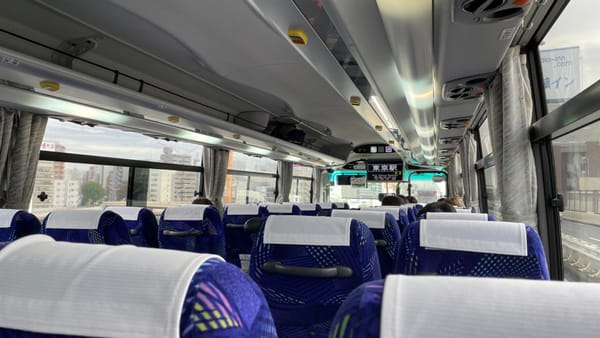 Mit dem &quot;Airport Bus Tyo-Nrt&quot; unterwegs nach Tokio.