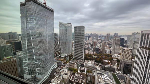 Zuvorderst ist der neue Station Tower von Toranomon Hills zu sehen. Das bewaldete Gebiet ist der Mount Atago, mit 25 Metern …