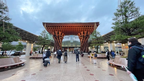 Ein Blickfang: Das Tsuzumi-Tor vor dem Bahnhof Kanazawa.