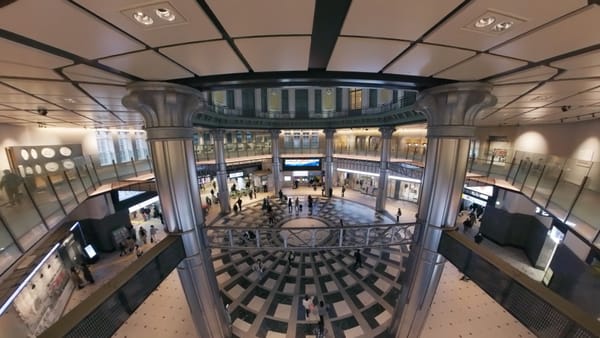 Sicht auf die Halle des Nordeingangs von der Galerie des Museums.