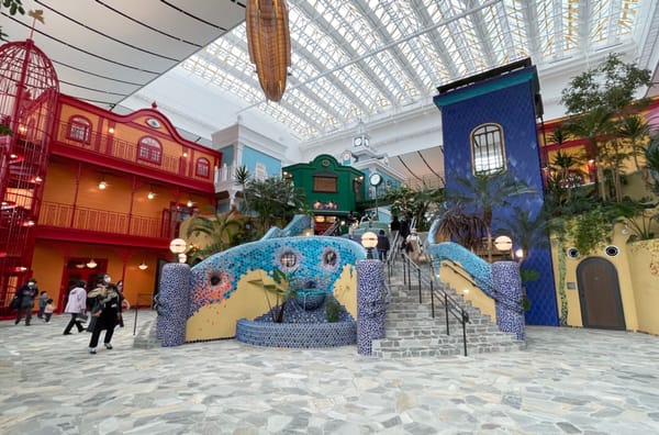 Die grosse Treppe im «Grand Warehouse» des Ghibli-Parks.