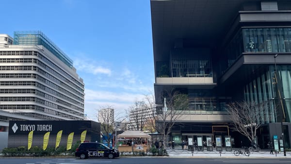 Markttag an einem Sonntag auf der Plaza beim Tokiwabashi Tower.