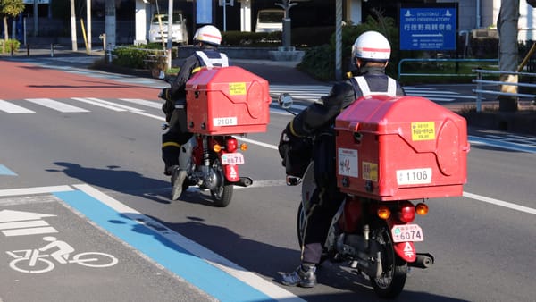 Japanische Briefträger am Neujahrstag in der Stadt Ichikawa.