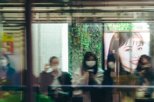 In Japan bleibt die Maske ein Teil des Alltags.