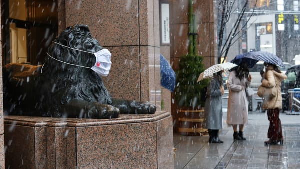 Ein Wintertag vor dem Mitsukoshi-Kaufhaus in Ginza.