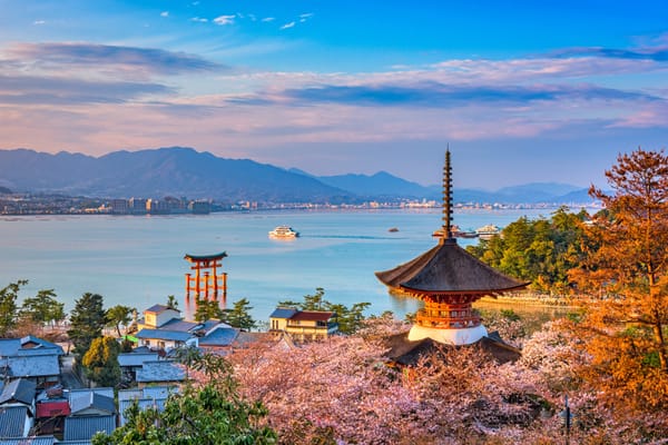 Die Insel Miyajima und das rote Torii in der Bucht.