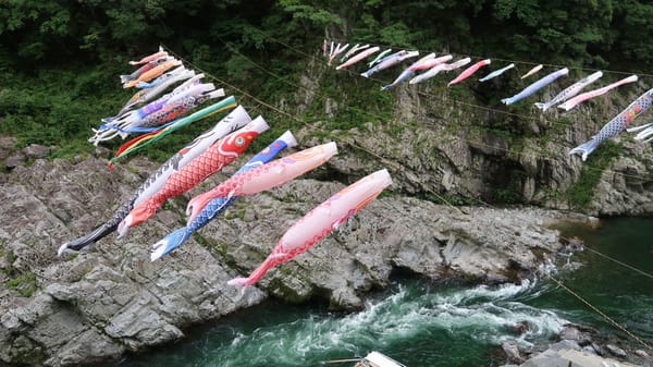 Fliegende Koinobori in der Ōboke-Schlucht.