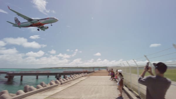 Ein Flugzeug von Jetstar landet im Flughafen bei Irabu.