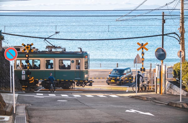 Die Bahn und das Meer: Der berühmte Bahnübergang der Enoden.