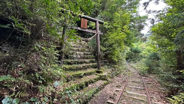 Der einstige Schrein des Dorfes. Die Bahnlinie führt zur zweiten Siedlung, die einst existierte.