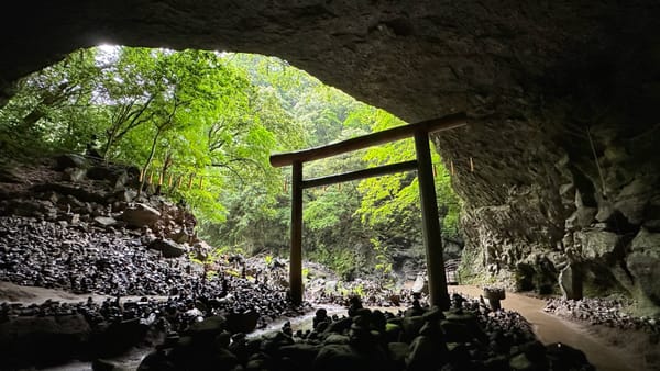 Die Höhle Amano-Yasugawara.