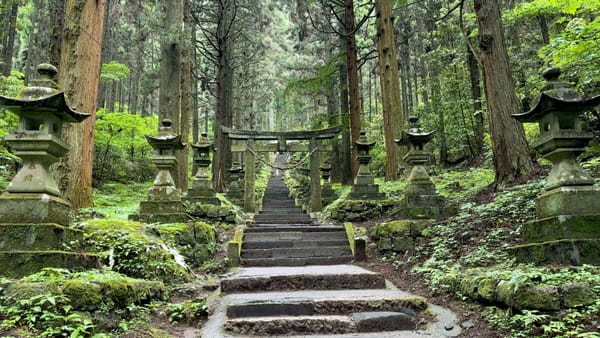 Der Eingang zum Kamishikimi-Kumanoimasu-Jinja.