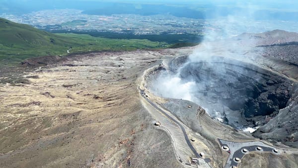 Der grosse Krater des Nakadake und die Caldera-Region im Hintergrund.