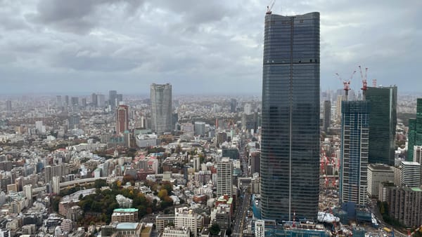 Der neue Wolkenkratzer von Azabudai Hills. Dahinter ist Roppongi Hills zu sehen.