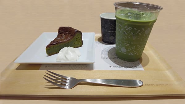 Matcha Chocolate Cake und ein Matcha Latte.