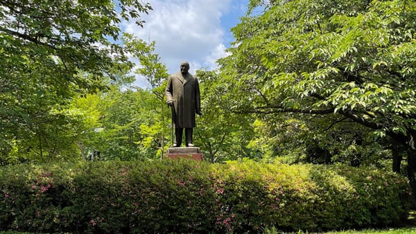 Die Statuevon Yoshida Shigeru im Kitanomaru-Park im Herzen von Tokio.