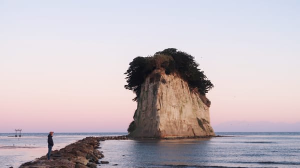 Ein kleines Shinto-Torii (links im Bild) ist ein fester Bestandteil dieser berühmten Szenerie.