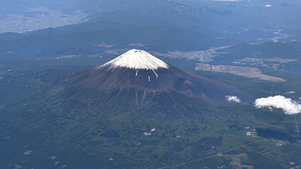 Der Fuji mit Schneekrone an einem Tag im Mai 2023.