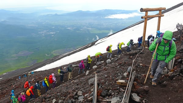 Es ist eng: Auf dem Weg zum Gipfel des Berges Fuji im Sommer 2017.