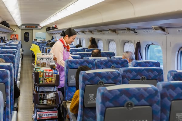 Gehört bald der Vergangenheit an: Die Minibar im Tokaido-Shinkansen.