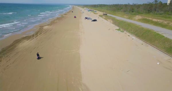 Motorräder, Autos und Busse dürfen auf dem Strand fahren.