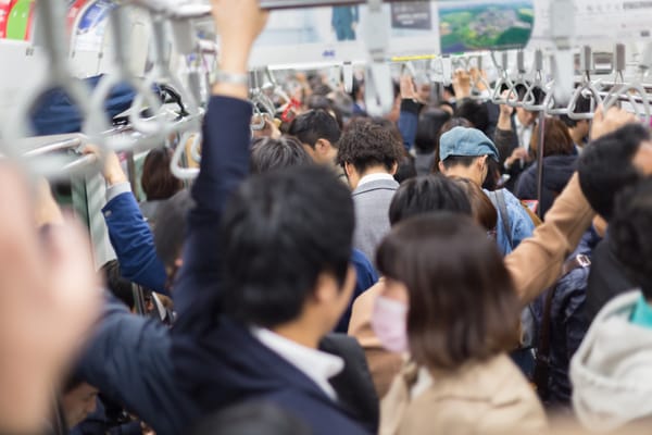 In der U-Bahn in Tokio.