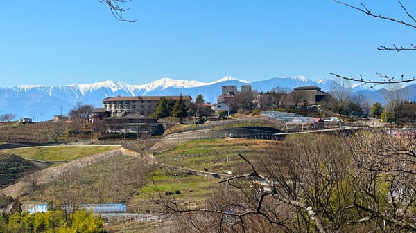 Budō no oka: Der Weinhügel mit dem Restaurant und dem Weinkeller.