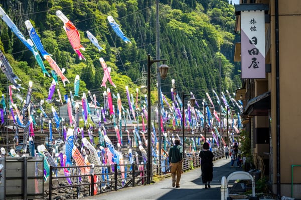 Koinobori in Tsuetate-Onsen in der Präfektur Kumamoto.